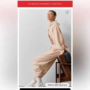 NWT ALO Accolade Macadamia Jogger Sz Medium